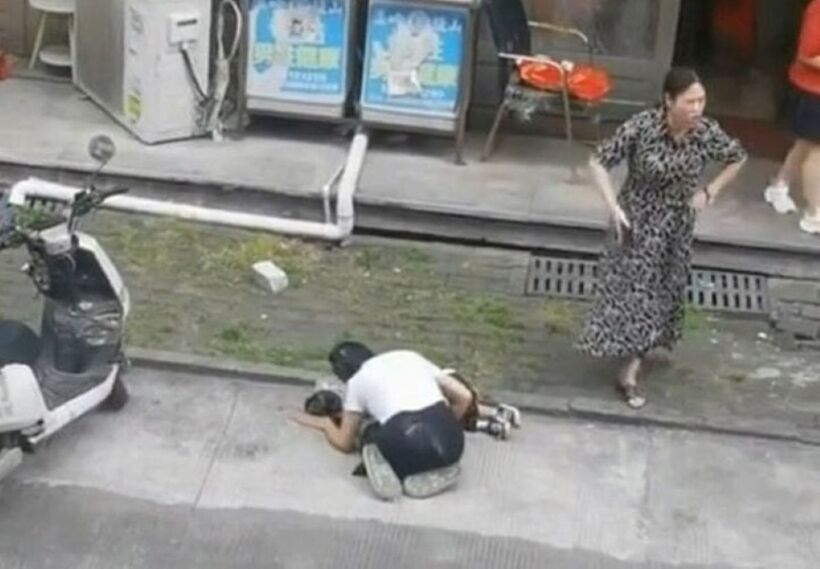 Người mẹ đau đơn khi nhận ra sai lầm của mình. Ảnh: Ettoday