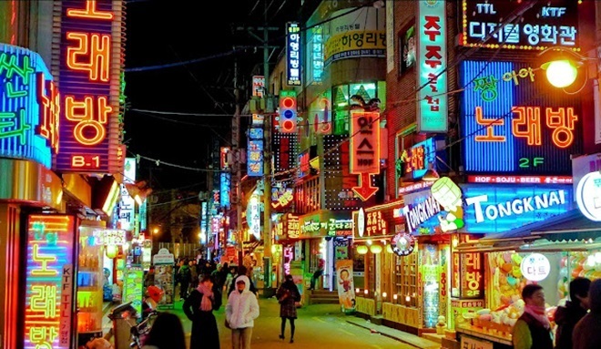 Thưởng thức bữa tối tại khu vực Hongdae.