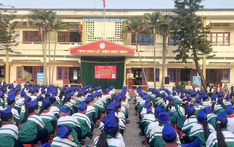 Học sinh Trường THCS Tiến Thiết trong một buổi tuyên truyền, phổ biến pháp luật về an toàn giao thông. Ảnh: Vietnamnet.