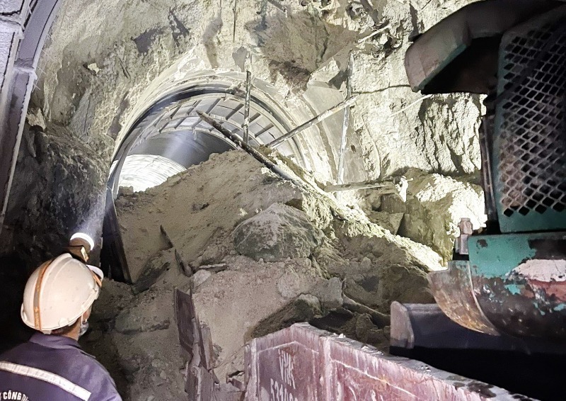 Hiện trường sạt lở trong sáng 21/5. Ảnh: CAND