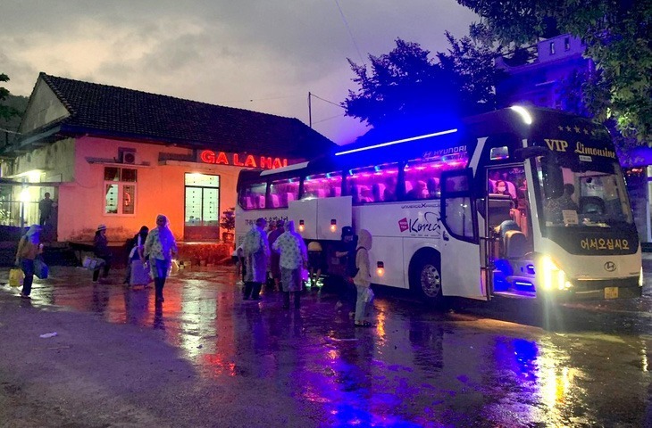 Đường sắt chuyển tải hành khách đi tàu tại ga La Hai (huyện Đồng Xuân, Phú Yên) từ chiều tối 21/5. Ảnh: Tuổi Trẻ