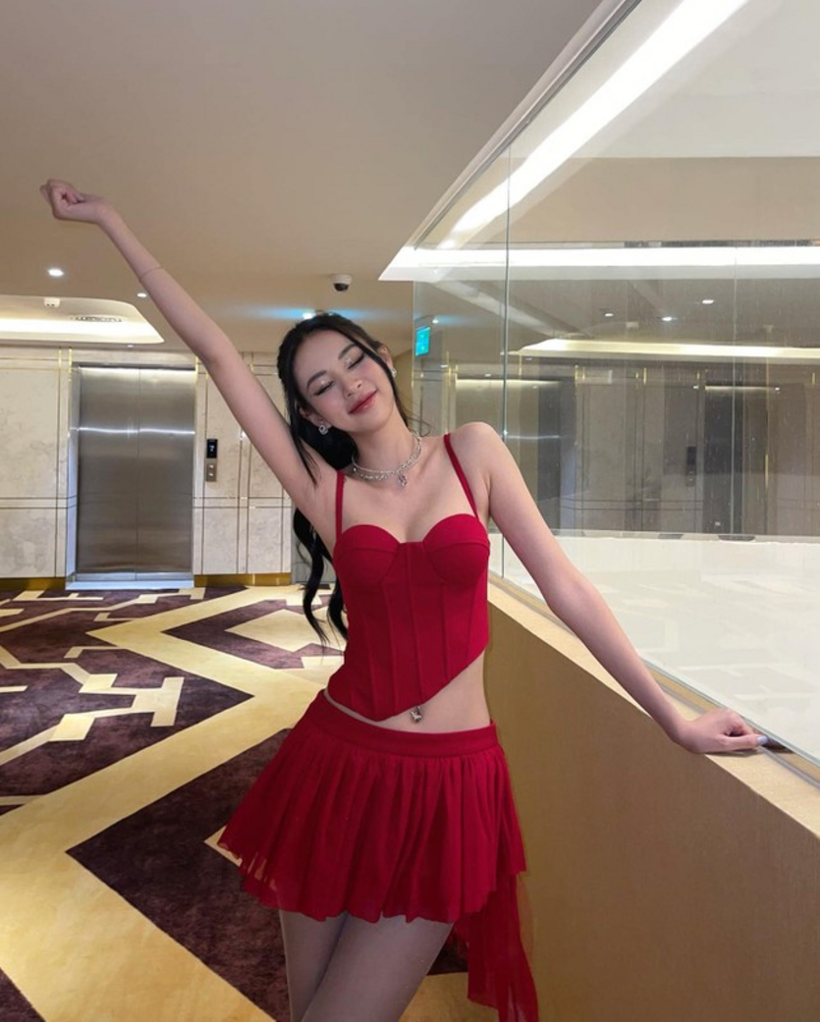 Cô thường xuyên diện những trang phục bó sát, khoe khéo đường cong cơ thể nuột nà.