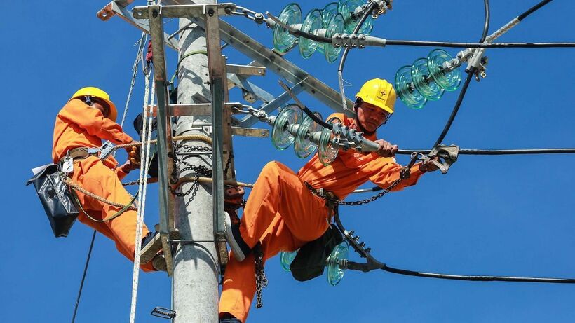 Bộ Công Thương chỉ đạo Tập đoàn Điện lực Việt Nam và các đơn vị có liên quan xây dựng các kịch bản cung ứng điện và thực hiện đồng bộ, hiệu quả các giải pháp bảo đảm cung ứng đủ điện phục vụ hoạt động sản xuất, kinh doanh của doanh nghiệp và sinh hoạt của người dân