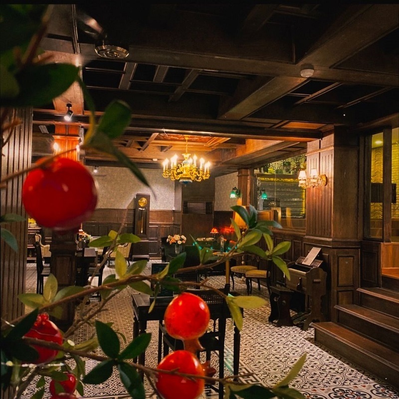 Nội thất bên trong theo phong cách phương Tây cổ điển, hoàng gia. Ảnh: FB Café Paul 1932