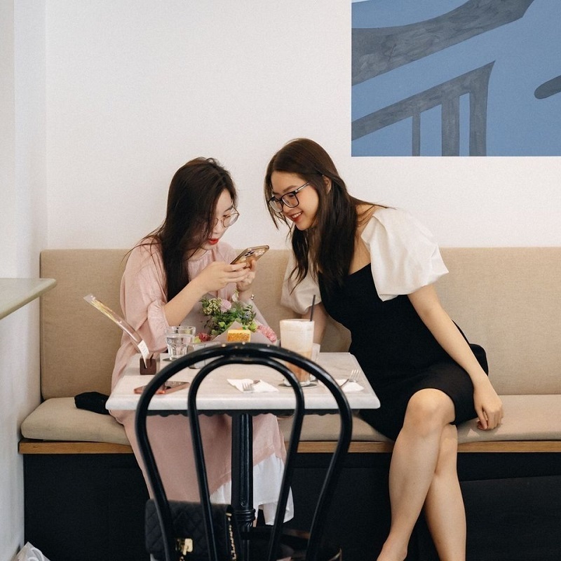 Thực khách đến thưởng thức đồ huống và check-in tại L'Usine, Ảnh: FB L'Usine