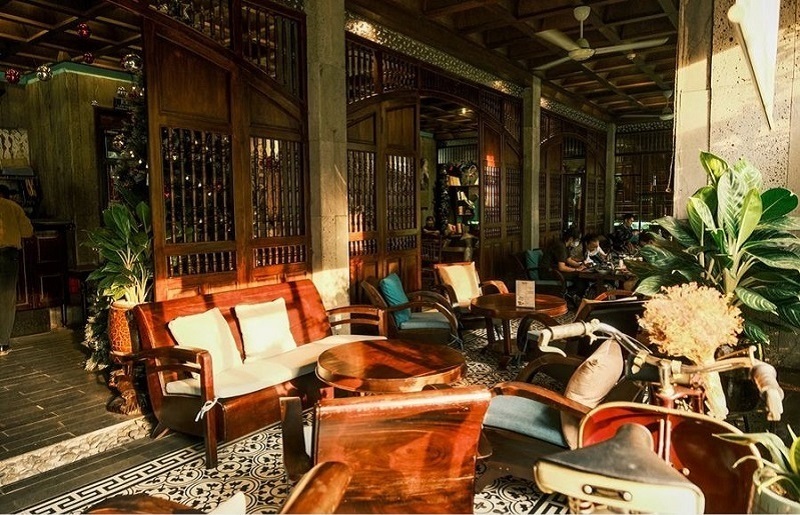 Phong cách thiết kế đậm nét Nam Bộ với những chiếc ghế làm bằng gỗ. Ảnh: Cà Phê Cô Ba Đồng Khởi