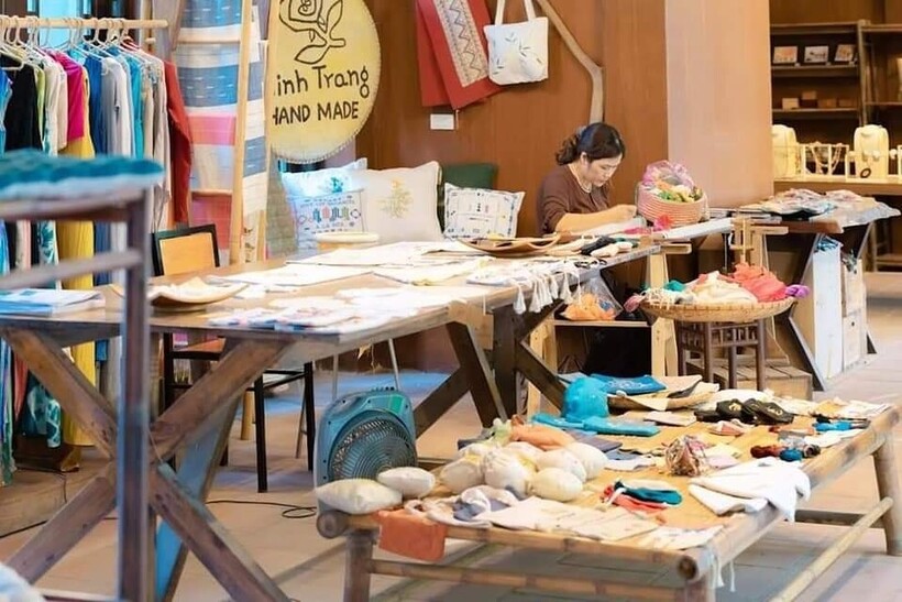 Công ty TNHH Thêu Minh Trang đang tạo việc làm cho hàng chục lao động tại chỗ, cùng hàng trăm lao động nhận hàng thêu, ren, rua tại gia đình với mức thu nhập ổn định.