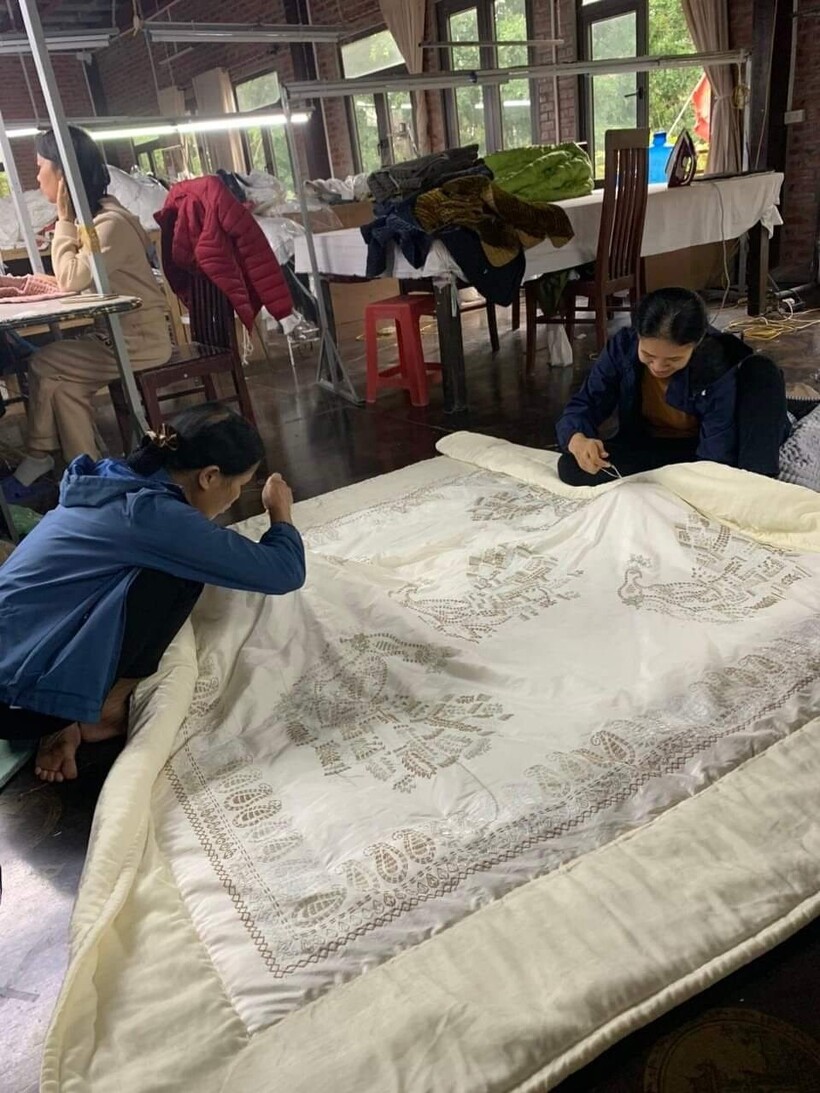 Các sản phẩm thêu ren tại “Minh Trang Handmade” hoàn toàn được những người thợ của thôn Văn Lâm (xã Ninh Hải, huyện Hoa Lư) thêu tay thủ công rất tỉ mỉ và tinh tế.