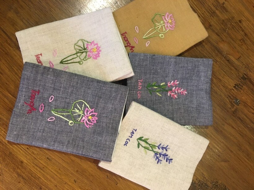 Mẫu passport thêu tay trên chất liệu vải linen - sản phẩm đep, bền, nhỏ gọn và xinh xắn của “Minh Trang Handmade”.
