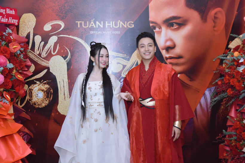 Tuấn Hưng và vợ buổi ra mắt dự án Quả táo vàng.