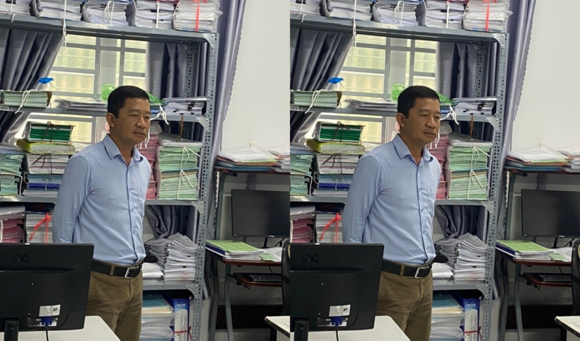 Ông Dương Tấn Thiện nghe đọc lệnh khởi tố của cơ quan tố tụng thành phố Bạc Liêu. Ảnh: Dân Việt