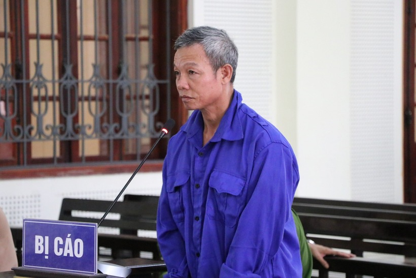 Bị cáo Nguyễn Đình Trí đứng trước bục khai báo. Ảnh: Người đưa tin