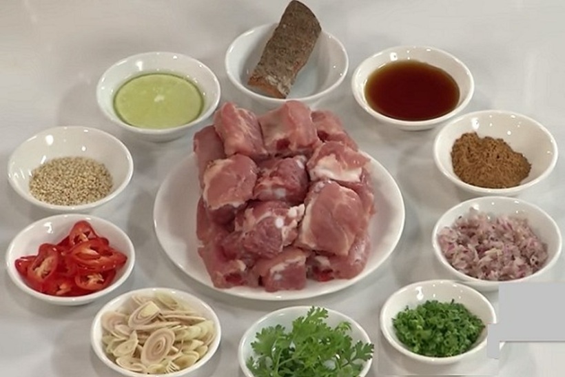 Chuẩn bị nguyên liệu nấu sườn xào chua ngọt.