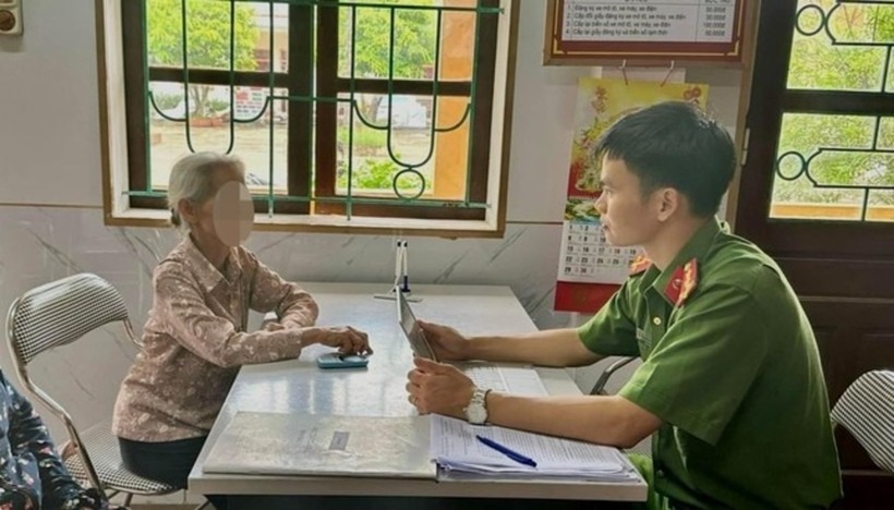 Bà N. đến cơ quan công an trình báo sự việc. Ảnh: Tiền Phong
