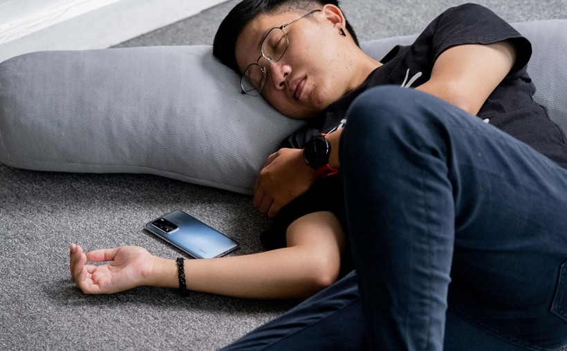 Đặt điện thoại bên cạnh khi ngủ có hại không là câu hỏi nhiều người thắc mắc.
