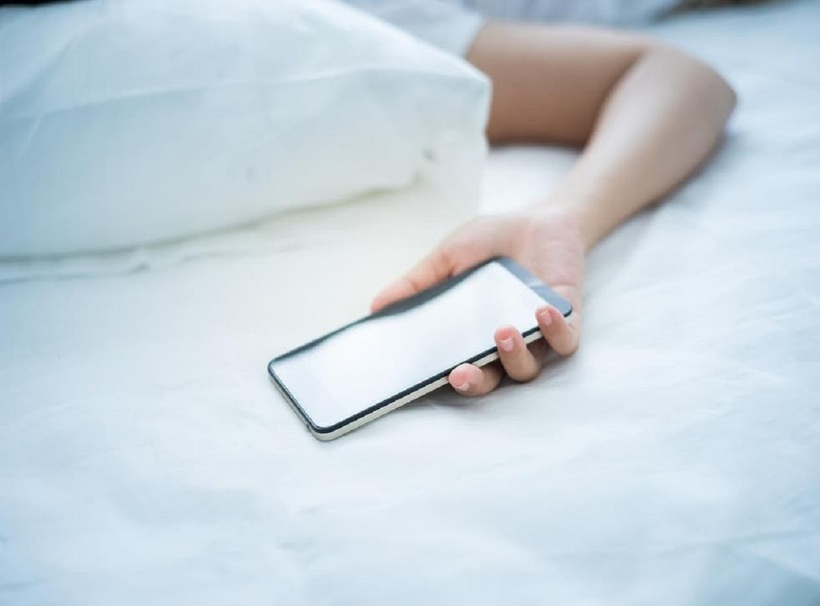 Ánh sáng xanh từ màn hình điện thoại khiến bạn khó đi vào giấc ngủ.