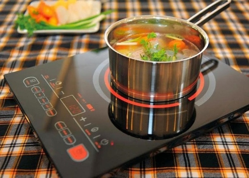 Bếp từ hoạt động dựa trên nguyên lý cảm ứng điện từ.