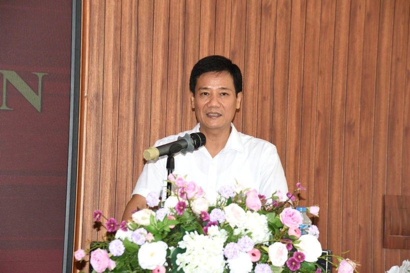 Phó Bí thư Thường trực Quận ủy Đống Đa Nguyễn Anh Cường chúc mừng 4 đảng viên mới.