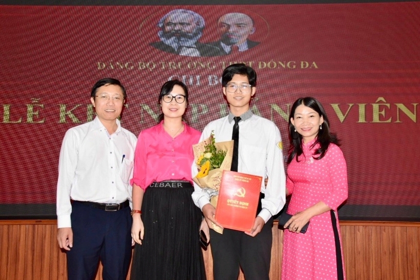 Đảng viên mới Nguyễn Đăng Khôi chia sẻ: "Tôi cảm thấy vô cùng tự hào và nhận ra đây là trách nhiệm vô cùng lớn, nhất là với lứa tuổi học sinh. Tôi nhận thức rõ, vào Đảng để cống hiến, xây dựng đất nước trở nên hùng cường hơn. Tôi sẽ làm tốt 4 điều đã hứa trong tuyên thệ, trước mắt là tập trung học tập chuẩn bị cho kỳ thi tốt nghiệp sắp tới và bước chân vào trường đại học."