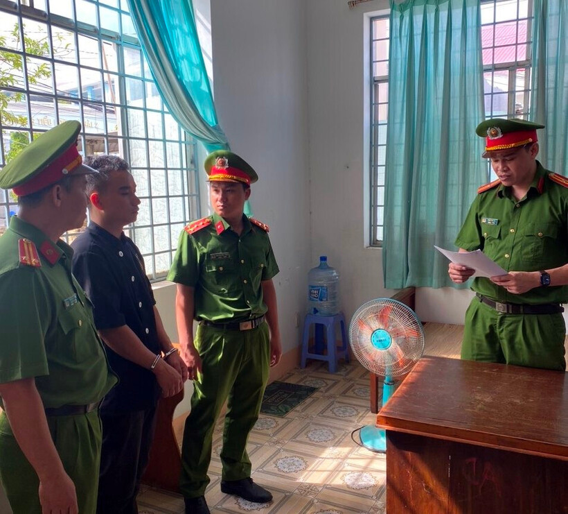 Cơ quan chức năng tống đạt các quyết định với Hàng Phi Hổ. Ảnh: Báo Bình Thuận