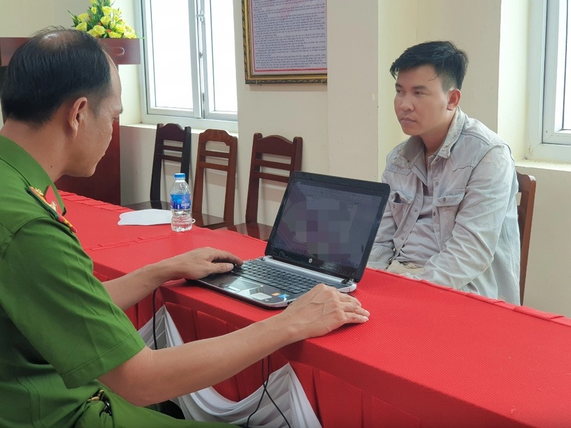 Đối tượng Nguyên cung cấp lời khai tại cơ quan điều tra. Ảnh: Tuổi trẻ.