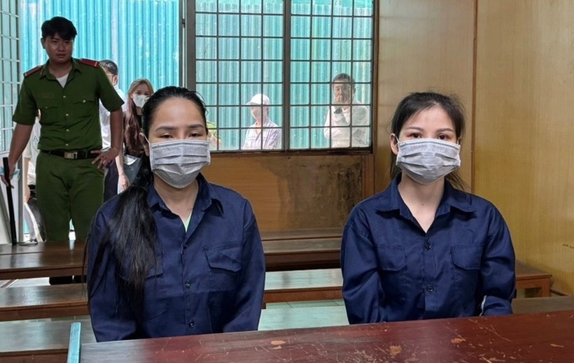 Bị cáo Ánh (bìa phải) và Thảo tại tòa. Ảnh: Dân Trí