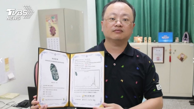 Cục đá có mùi thơm đặc biệt giúp anh ngư dân đổi đời.