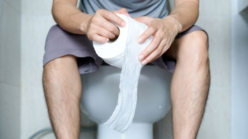 Ăn nhiều rau xanh, trái cây và uống đủ nước để phòng ngừa táo bón.