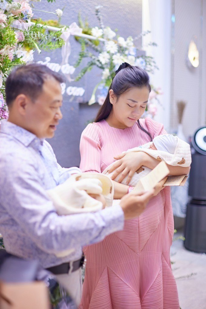 Phương Oanh bế con, đọc thư Shark Bình viết.