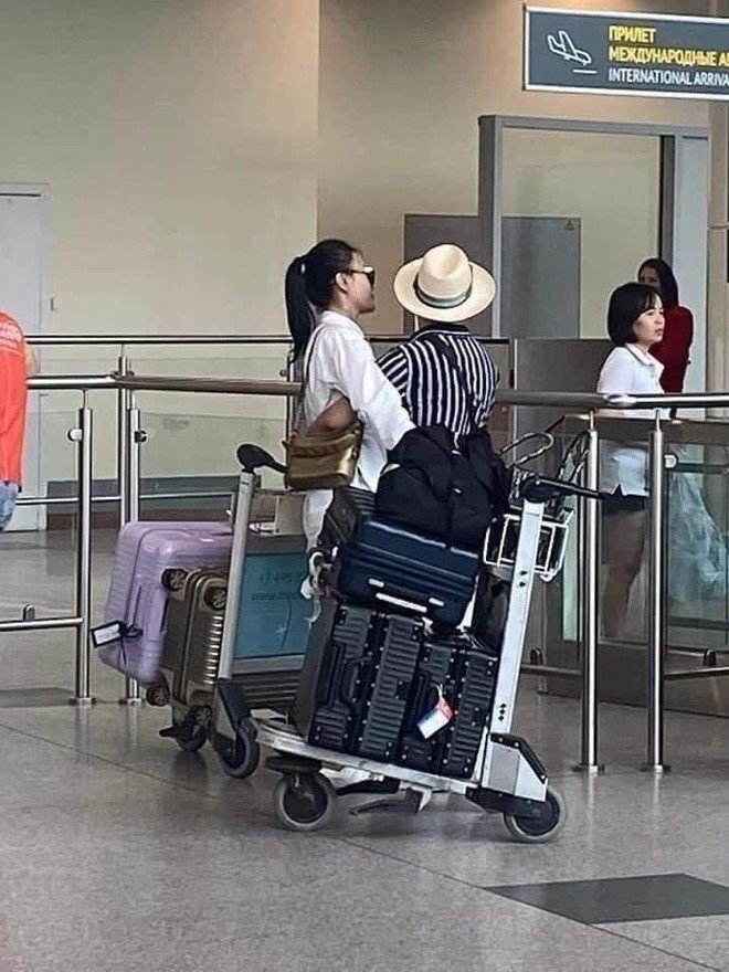 Phương Oanh và doanh nhân Hoà Bình lần đầu xác nhận đang yêu vào tháng 8/2022.
