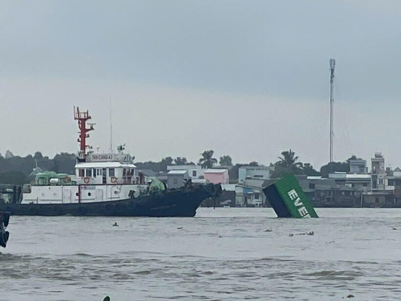 Ít nhất 9 container rỗng bị rơi xuống sông. Ảnh: Vietnamnet.