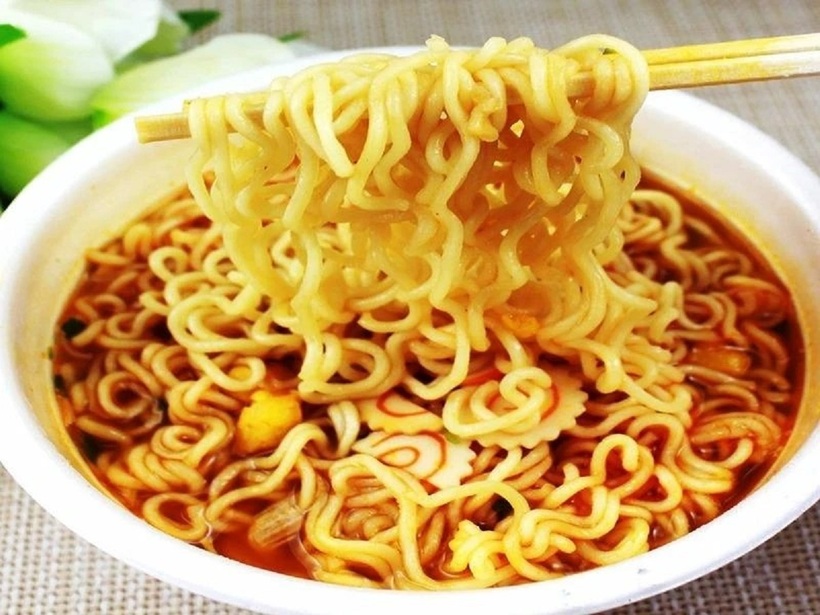 Thay vì mì tôm, hãy lựa chọn những món ăn lành mạnh hơn như cơm, phở, bún, miến...
