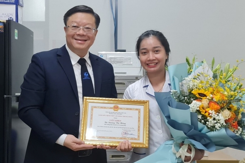 Lãnh đạo Bệnh viện Lão khoa Trung ương đã tặng giấy khen và phần thưởng để ghi nhận, biểu dương hành động đầy ý nghĩa của nữ điều dưỡng viên Dương Thị Hồng. Ảnh: VietNamNet