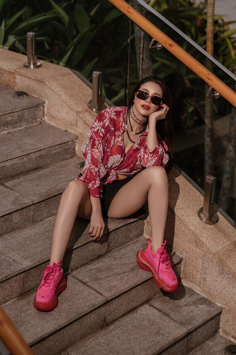 Trà Ngọc Hằng khéo léo phối thêm một số item để hình ảnh diện bikini thêm mới mẻ và tràn đầy sự khỏe khoắn.