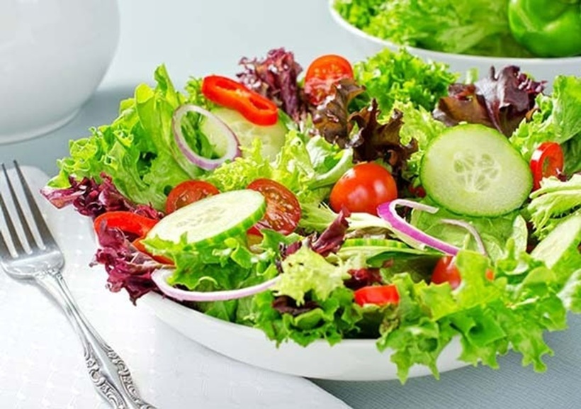Mặc dù rau sống mang lại nhiều lợi ích cho sức khỏe, nhưng không phải ai cũng nên ăn rau sống. Ảnh minh họa