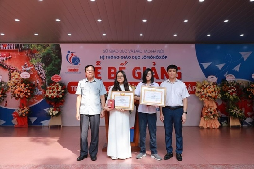 Hoàng Hà Uyên, lớp 12D và em Nguyễn Minh Châu, lớp 9A1 là hai học sinh tiêu biểu được nhà trường tặng thưởng 3 chỉ vàng. Ảnh: Tiền phong