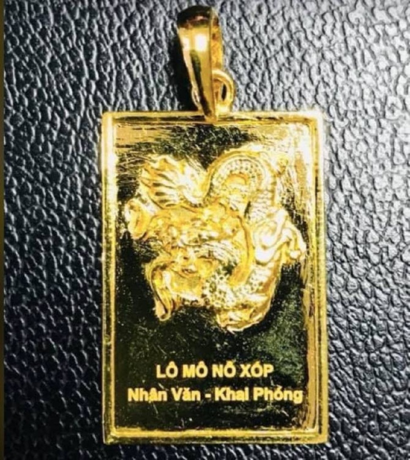 Cận cảnh miếng vàng là phần thưởng trường học giành cho học sinh tiêu biểu. Ảnh: VietNamnet