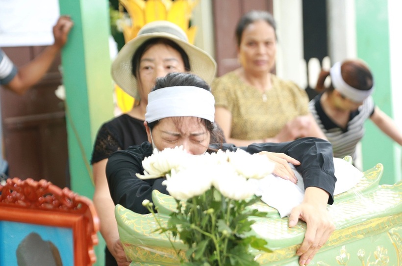 Mẹ Đ. nghẹn ngào "ôm" con lần cuối. Ảnh: Phụ nữ Việt Nam