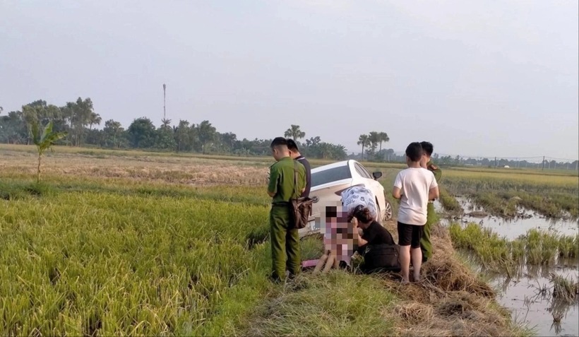 Hình ảnh chiếc ô tô do nhóm người nước ngoài điều khiển chạy ra ngoài cánh đồng thuộc xã Quảng Giao. (Ảnh: Giao thông)