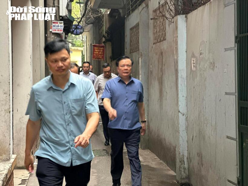 Bí thư Thành ủy Hà Nội Đinh Tiến Dũng vào hiện trường vụ cháy khiến 14 người tử vong.