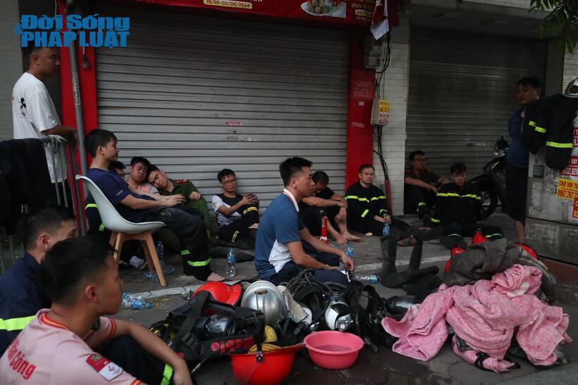 Các chiến sĩ kiệt sức sau nỗ lực chữa cháy, tìm kiếm các nạn nhân. Ảnh: Nguyễn Lâm