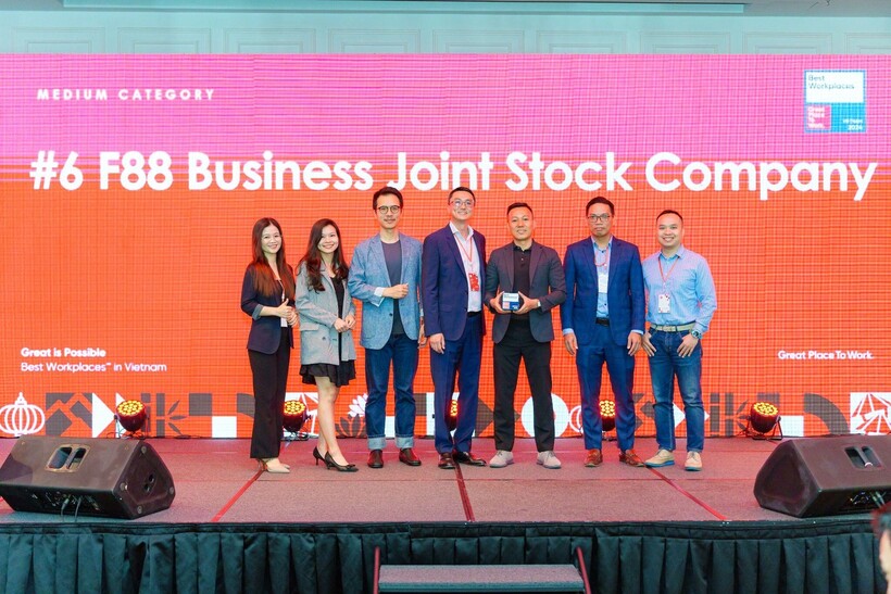 Đại diện công ty cổ phần kinh doanh F88 nhận chứng nhận nơi làm việc xuất sắc Nơi làm việc xuất sắc hàng đầu Việt Nam năm 2024