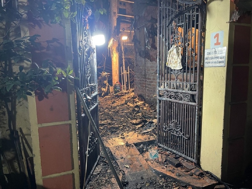 Hiện trường vụ cháy nhà trọ 5 tầng ở Hà Nội, nhiều người chết. Tại hiện trường, ngôi nhà cho thuê trọ gồm 5 tầng, mỗi tầng 2 phòng; tầng một kinh doanh xe đạp điện và sửa chữa xe điện.