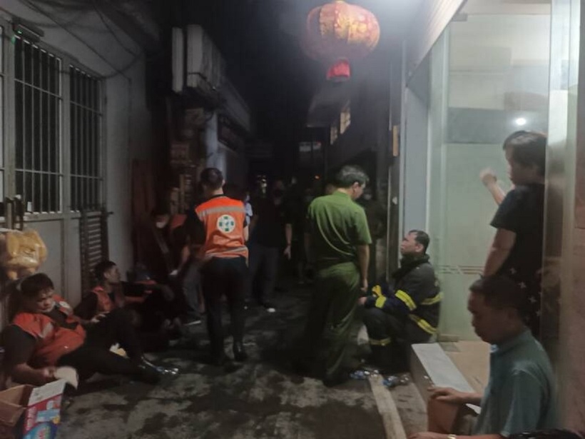 Ngôi nhà nằm trong ngõ nhỏ rộng khoảng 2m, cách mặt đường Trung Kính chừng 200m, xe cứu hỏa không thể tiếp cận.
