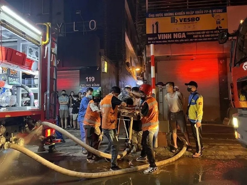 Nạn nhân được đưa ra khỏi hiện trường