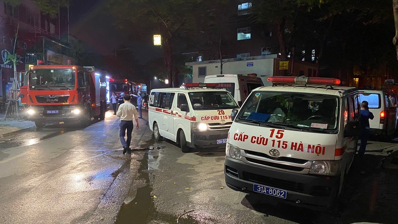 Nhiều xe cứu thương được huy động đến hiện trường
