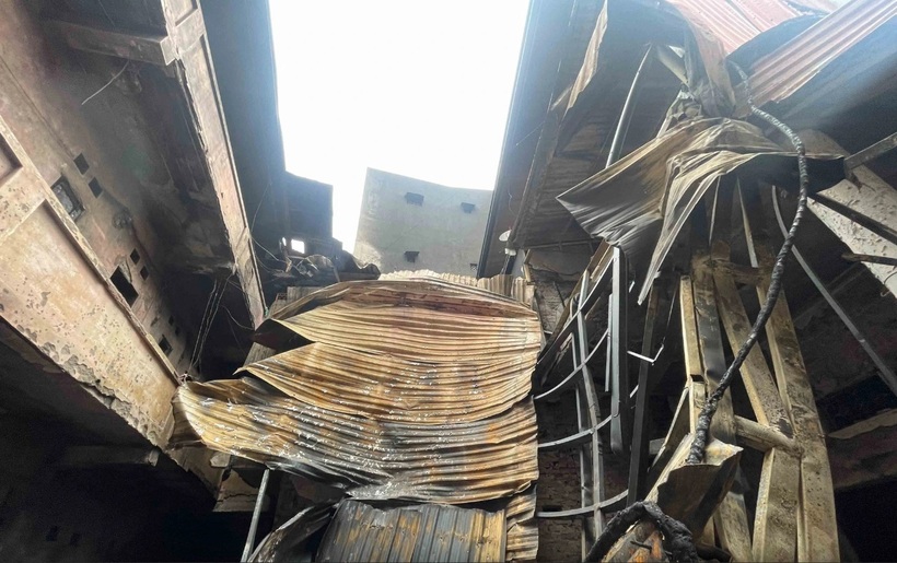 Sức nóng của ngọn lửa khiến nhiều tấm tôn lợp tại khu nhà bị gãy đổ