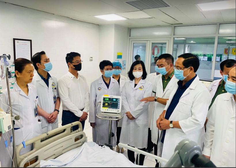 Phó Chủ tịch Quốc hội Trần Quang Phương và Bộ trưởng Bộ Y tế Đào Hồng Lan đã đến thăm hỏi, động viên các nạn nhân của vụ cháy nhà trọ ở phố Trung Kính