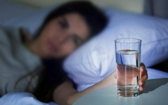 Uống nước khi tỉnh giấc giữa đêm không tốt cho sức khỏe