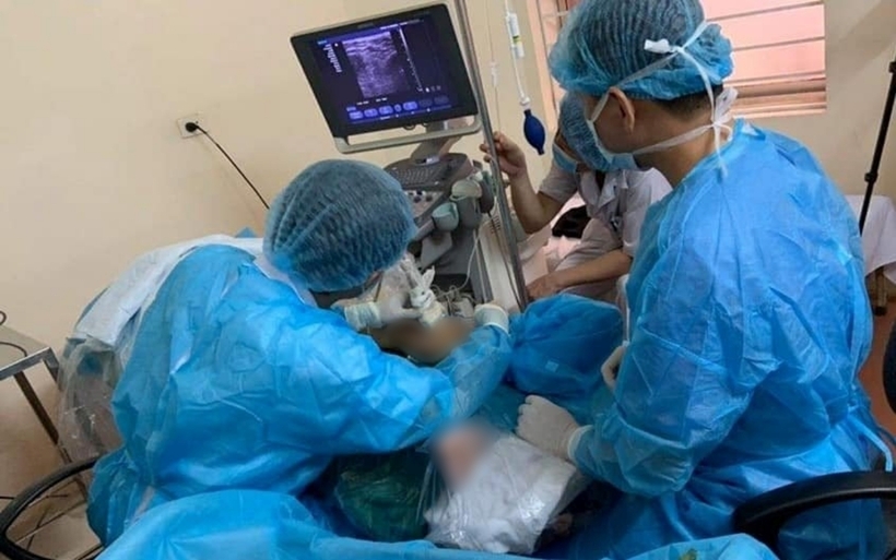 Các bác sĩ điều trị cho người bệnh. Ảnh: Gia Đình Việt Nam